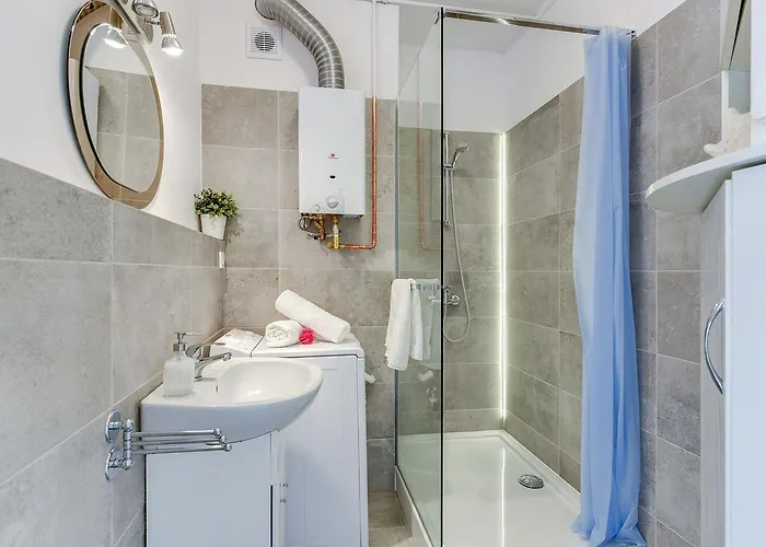 By The River - Old Town By Renters Apartman *